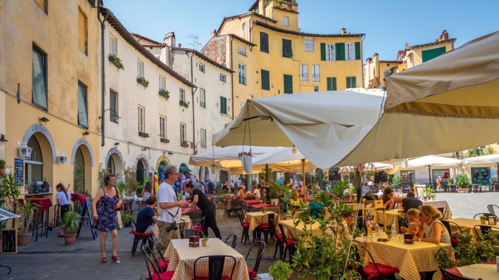 piazza-anfiteatro-di-lucca.jpg