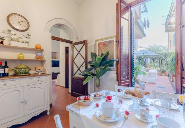 Apartment in Lucca - The Garden Along the Stream Apartment in Lucca - The Garden Along the Stream