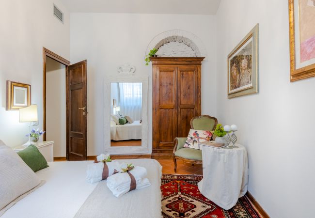 Apartment in Lucca - The Garden Along the Stream Apartment in Lucca - The Garden Along the Stream