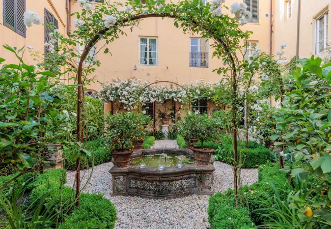 Apartment in Lucca - Casa Vanny, an Apartment with Private Garden Apartment in Lucca - Casa Vanny, an Apartment with Private Garden