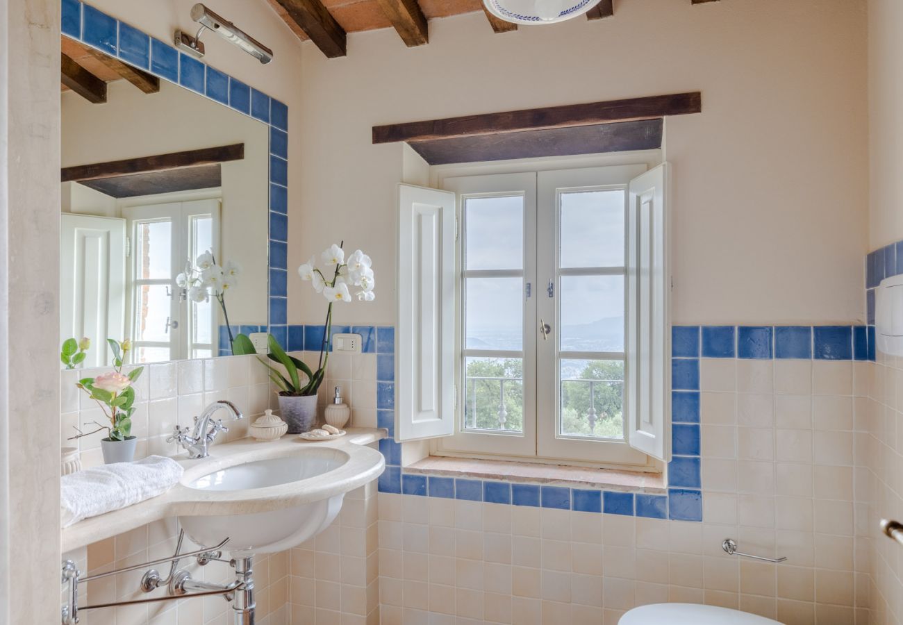 Villa in Lucca - Tuscan Fizz Villa, a Vineyards Retreat Villa in Lucca - Tuscan Fizz Villa, a Vineyards Retreat