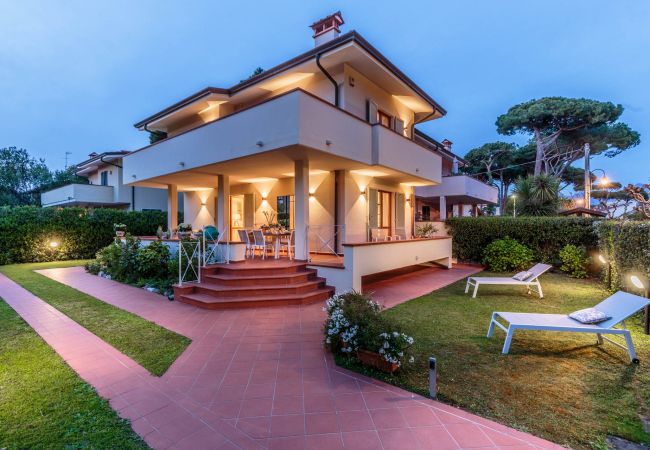 Villa in Marina di Pietrasanta - Regina Beach Villa, by the beach in Marina di Piet