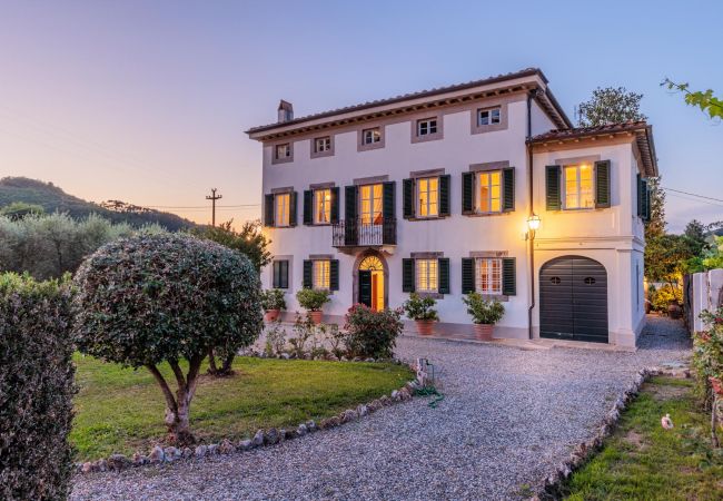 Villa in Vorno - Villa Magnolie, Stylish Family Villa