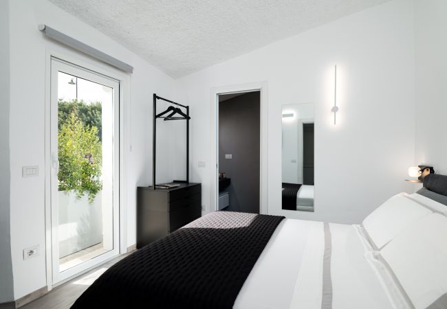 Villa in Olbia - Villa Azul Villa Azul - double bedroom with en-suite bathroom in rental villa in Pittulongu