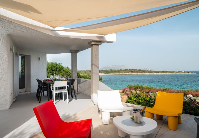 Villa in Olbia - Villa Azul Villa Azul - terrace with dining table and sea view in holiday home in Pittulongu