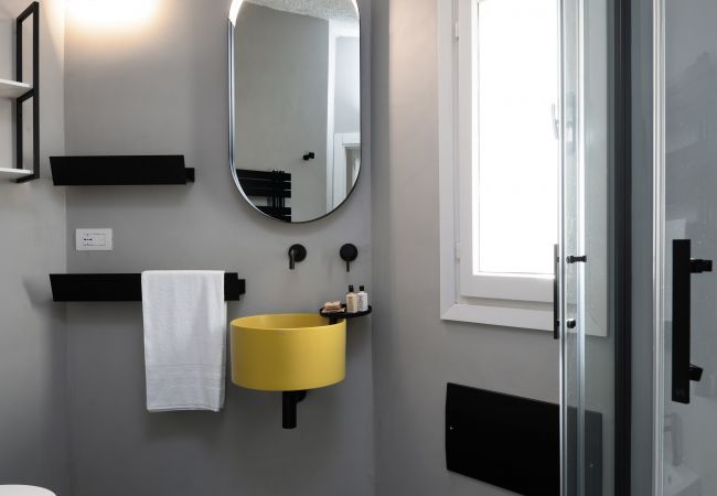 Villa in Olbia - Villa Azul Villa Azul - bathroom with spacious shower in holiday home in Sardinia managed by Klodge