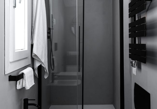 Villa in Olbia - Villa Azul Villa Azul - elegant bathroom with modern elements in holiday home in Pittulongu