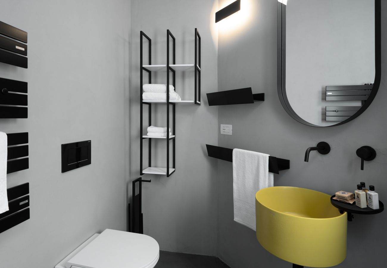 Villa in Olbia - Villa Azul Villa Azul - bathroom with designer sink in luxury rental villa in Olbia